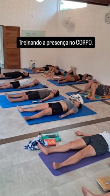 Na prática de HATHA YOGA, a ideia é estar totalmente presente no corpo a medida que levamos a consciência às várias sensações, aos pensamentos e sentimentos que surgem, enquanto nos movemos, alongamos, sustentamos as posturas e permanecemos em cada etapa.
Ir para o chão e manter a plena atenção em si faz parte da prática. Ali, em contato com a respiração, lembramos que aquele é o nosso corpo, naquele momento, e insistimos no contato com ele.